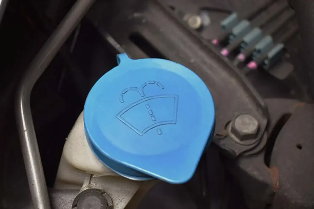 در مخزن شیشه شوی خودرو چه بریزیم؟ در مخزن شیشه شوی خودرو چه بریزیم؟